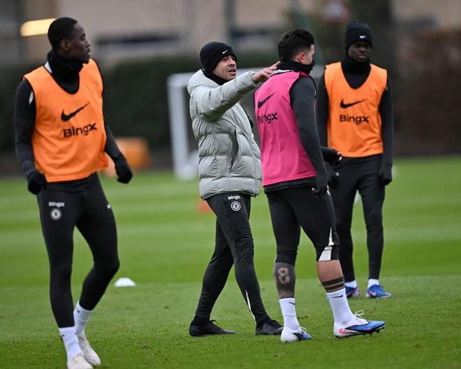 查洛巴：我还和吕迪格保持联系；罗塞尼尔已向我们阐述了理念