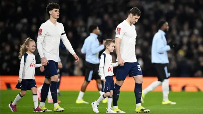 纪念俱乐部首夺足总杯125周年，热刺球员穿全白球衣出战