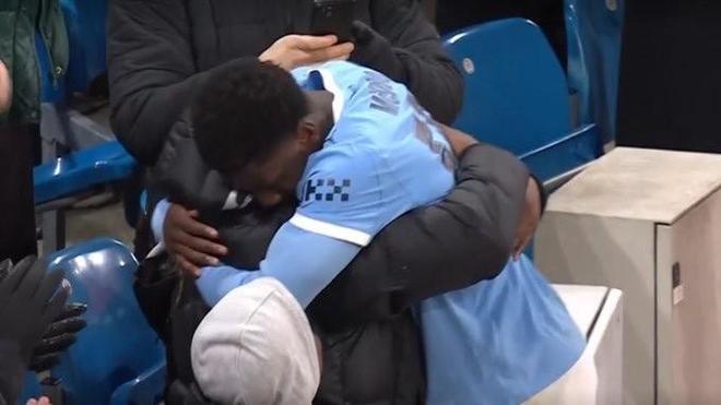 同样首秀破门，曼城17岁前锋麦卡杜斩获一线队生涯首球