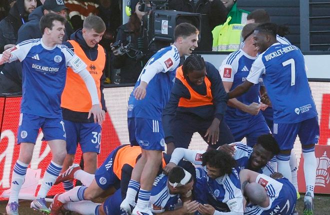 大冷门！球迷涌入赛场狂欢，非职业球队创造奇迹，淘汰英超豪强