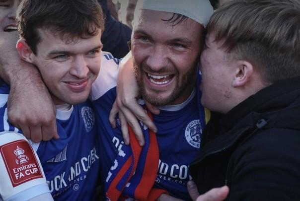 淘汰水晶宫的麦克斯菲尔德球员出身：香薰蜡烛打包工、小学老师