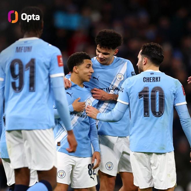 自1986年以来，曼城是首支单场进球10+的英格兰顶级联赛球队