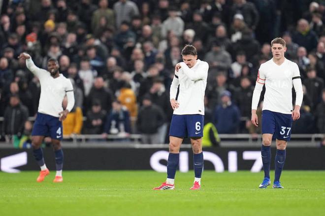 足总杯火爆1幕！葡国脚废人式飞铲引2次冲突，热刺维拉数十人干架