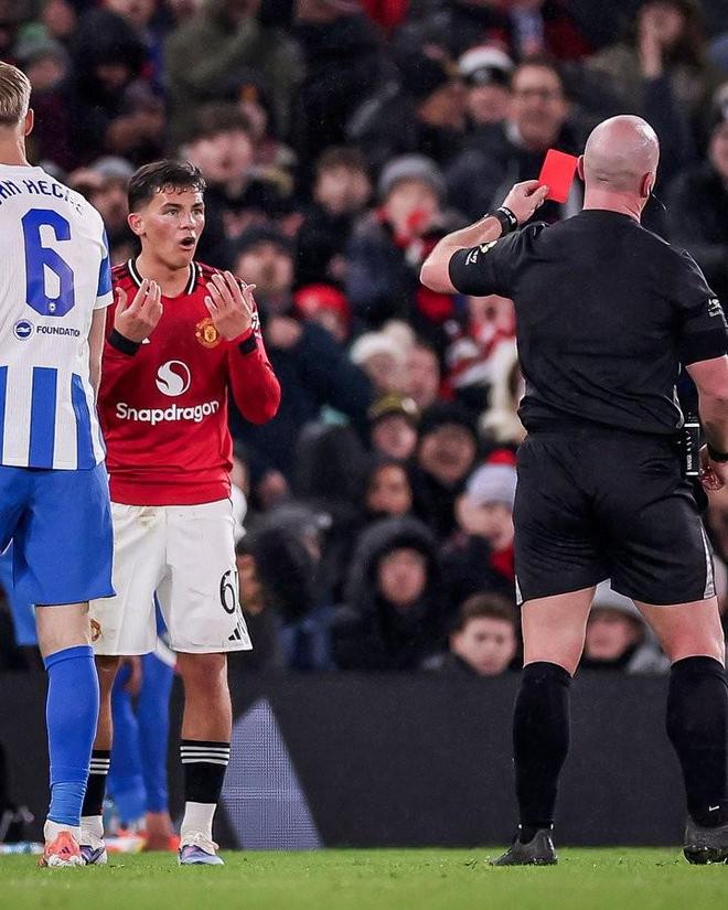 曼联小将莱西染红，哈格里夫斯：他还是孩子，会吸取教训的