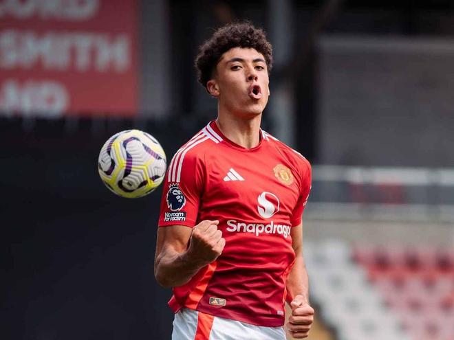 曼联官方：召回小将惠特利，为北安普顿出场25次打进3球