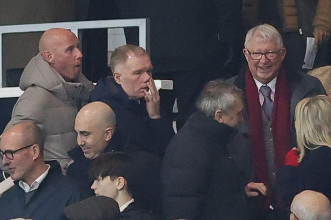 曾吐槽曼联门票难搞，斯科尔斯、巴特和弗格森一起现身包厢