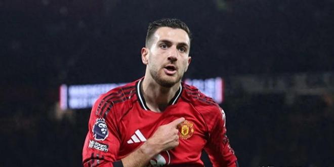 曼联后卫再成众矢之的，球迷怒批“防线漏勺”