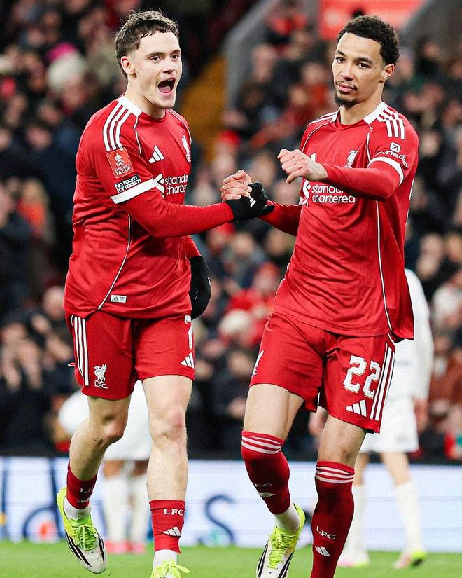 詹俊：红军后防不让人放心，至少应买一位能客串右后卫的中卫