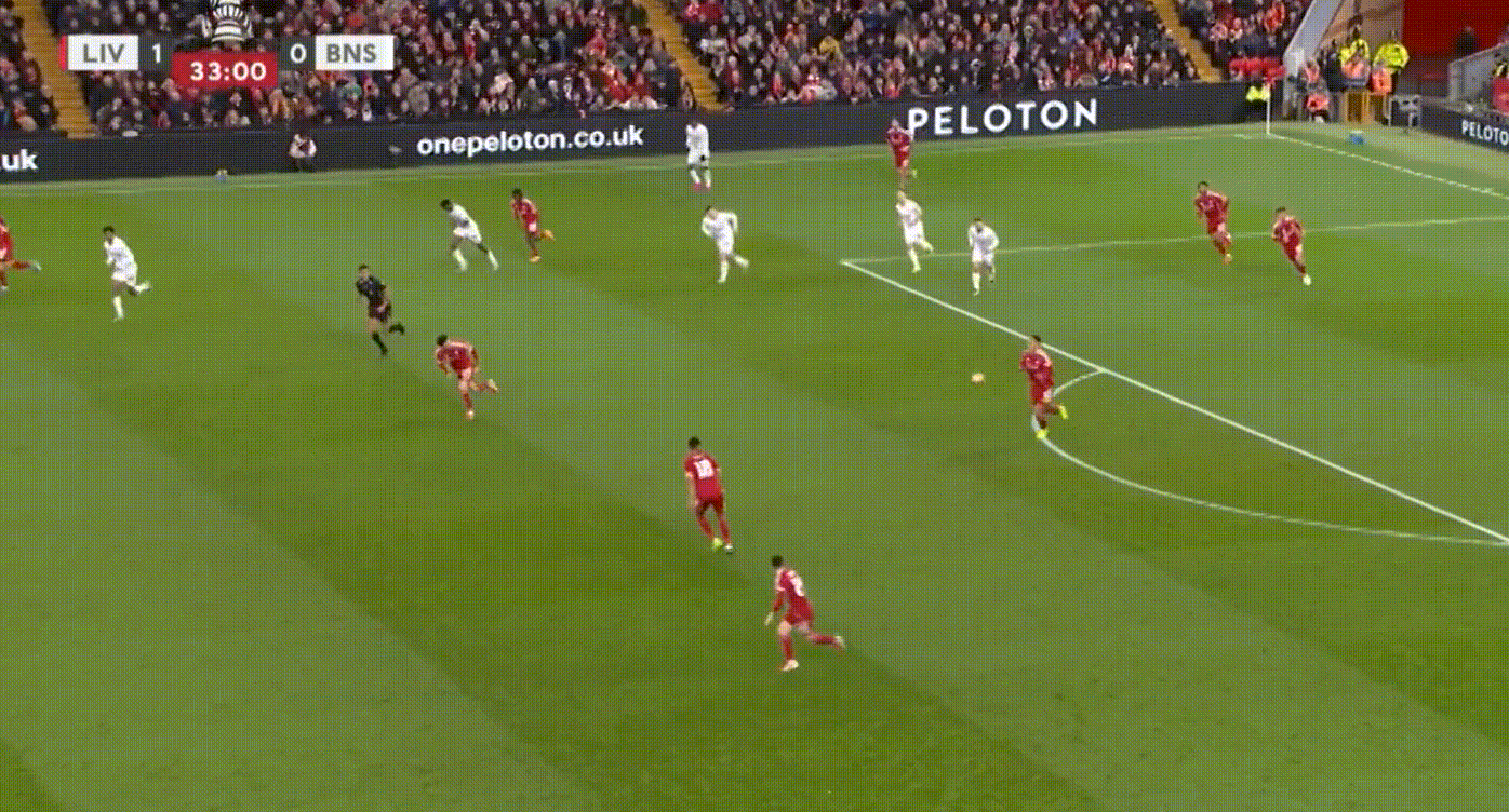 无“鞋”可击的进攻，加克波提着一只战靴从后场推进到前场