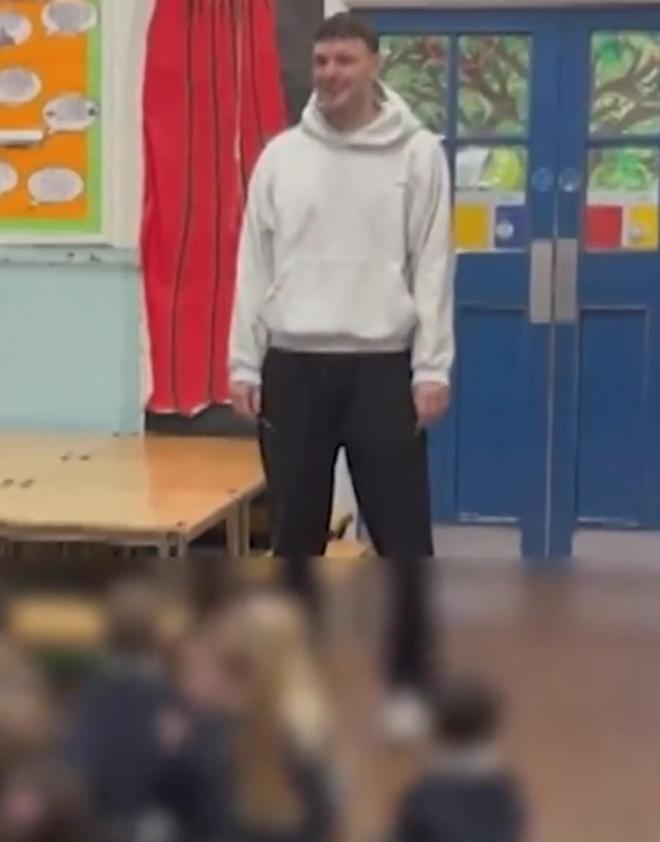 麦克斯菲尔德一后卫是体育老师，淘汰水晶宫后回校受学生热烈欢迎