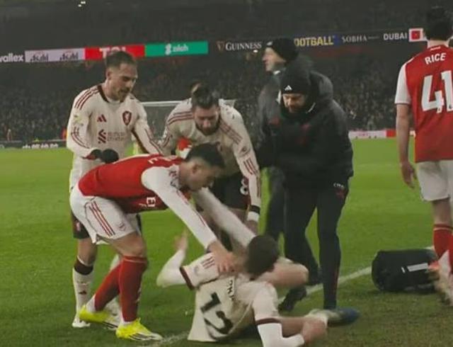 邮报：内维尔“惊讶红军球员没揍马丁内利”言论收到576起投诉