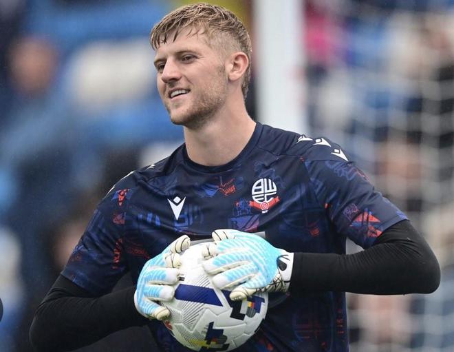 跟队：切尔西将召回外租门将沙曼-洛，考虑让他留队