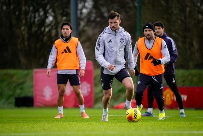 曼联官网：卡里克首堂训练课气氛十分融洽，亲自启动传球训练