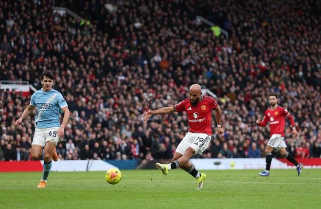 为曼联首开记录，姆伯莫首次在英超赛场攻破曼城的球门