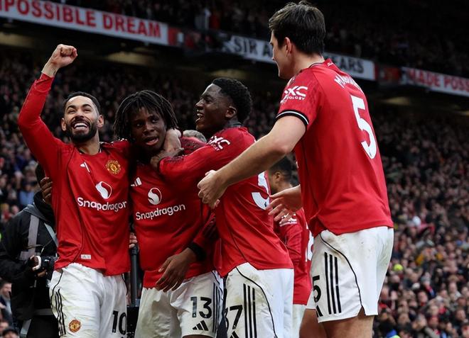 2:0！卡里克首秀完胜瓜帅 曼联复仇曼城 重返英超前四+助攻阿森纳