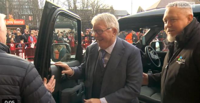 熟悉的身影，弗格森抵达老特拉福德准备现场观看曼市德比