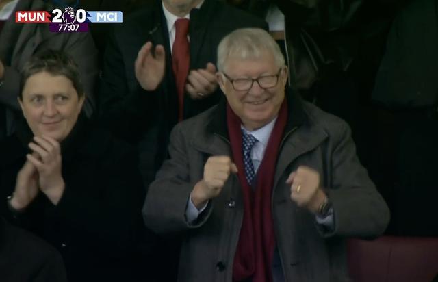 乐坏了，曼联2-0领先后弗爵爷在看台握拳庆祝