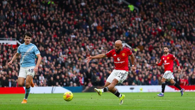 多纳鲁马屡送神扑！曼联仍2-0终结曼城13场不败 姆伯莫多尔古破门