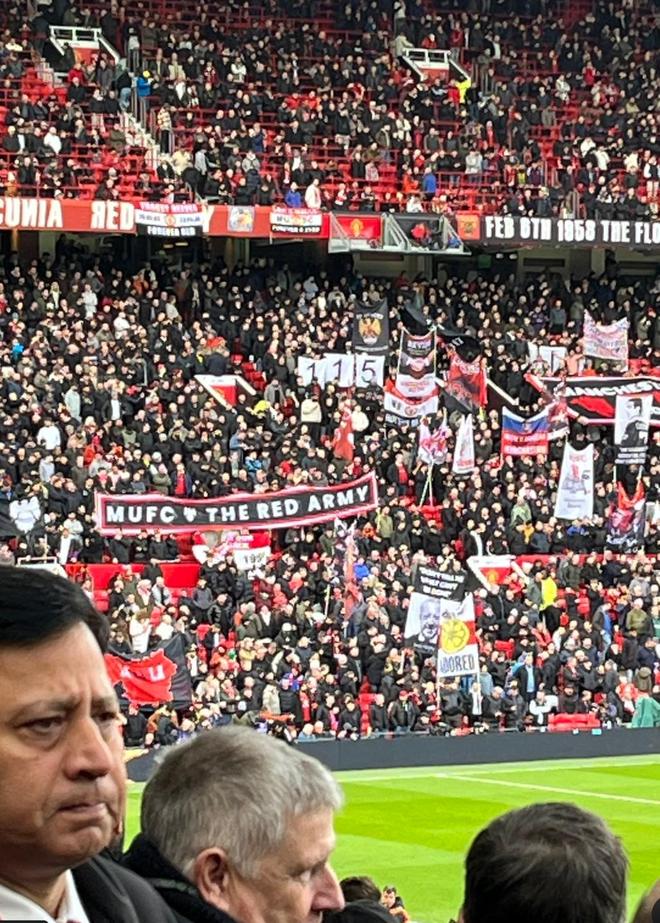 互相伤害，曼联球迷举“115”标语，曼城球迷高唱阿莫林歌曲