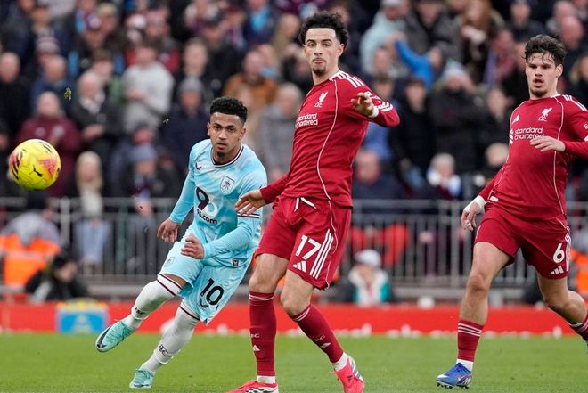 爆冷！点球罚丢，英超卫冕冠军又翻车：尴尬4连平，狂丢8分