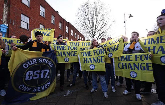 TA：自去年8月以来，热刺球迷首次在主场外组织集会进行抗议