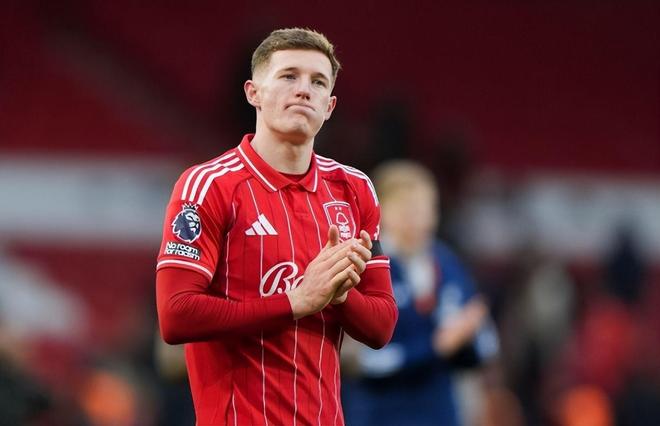 切尔西狂追23岁英格兰中场天才，转会费8000万镑，两大豪门来抢人