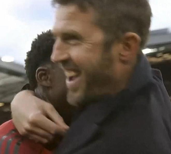 梅努本赛季首次英超首发状态回暖，赛后和卡里克紧紧拥抱