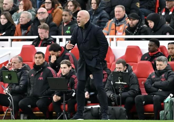 TA：斯洛特仍得到芬威的支持，他们无意在赛季中期更换主教练