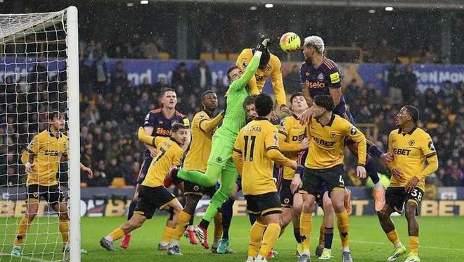 纽卡本赛季英超11场客场比赛2胜4平5负，其中有6场没进球