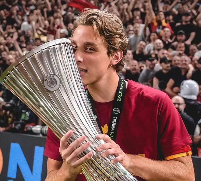 记者：与罗马解约的博韦抵达伦敦，周一体检并与沃特福德签约