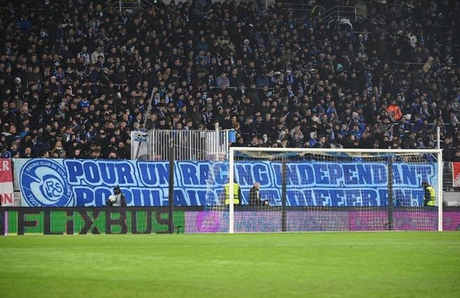 斯特拉斯堡球迷挂横幅抗议BlueCo：我们永远不是优先选择