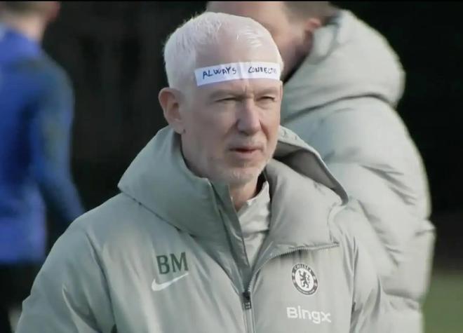 这啥造型啊？切尔西理疗师额头贴纸条前往训练场督训