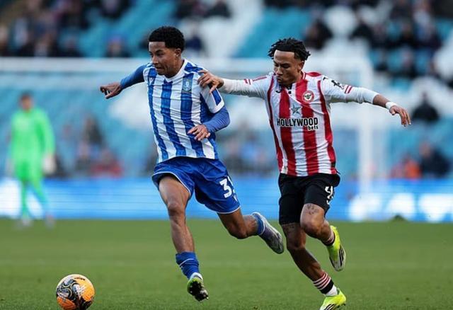 邮报：尽管蓝军加入竞争，曼联仍有望签下谢周三左后卫阿拉奥