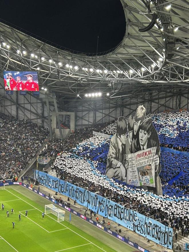 友好，对阵利物浦前马赛主场看台打出致敬披头士的TIFO