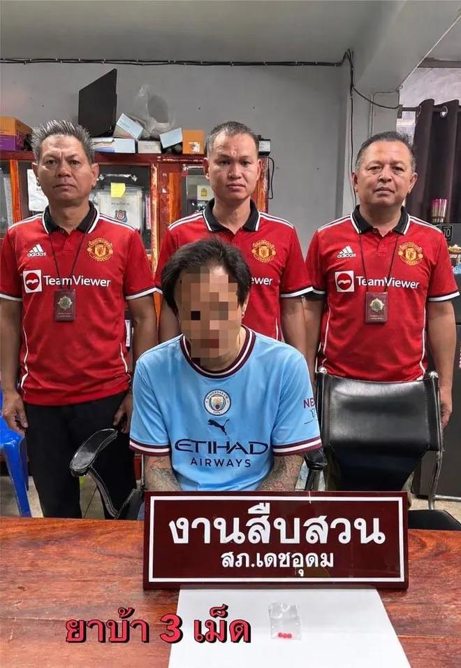 太阳报：泰国一名曼城球迷被捕，警方晒照穿曼联球衣和他合影