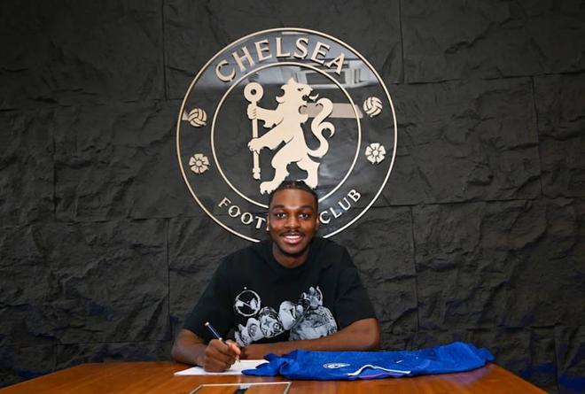 官方：切爾西與U21后衛凱登-威爾遜續約至2030年