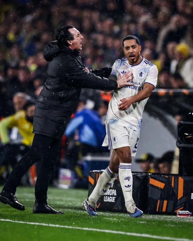 将帅失和？维拉爆发激烈内讧：埃梅里推搡并怒吼中场大将