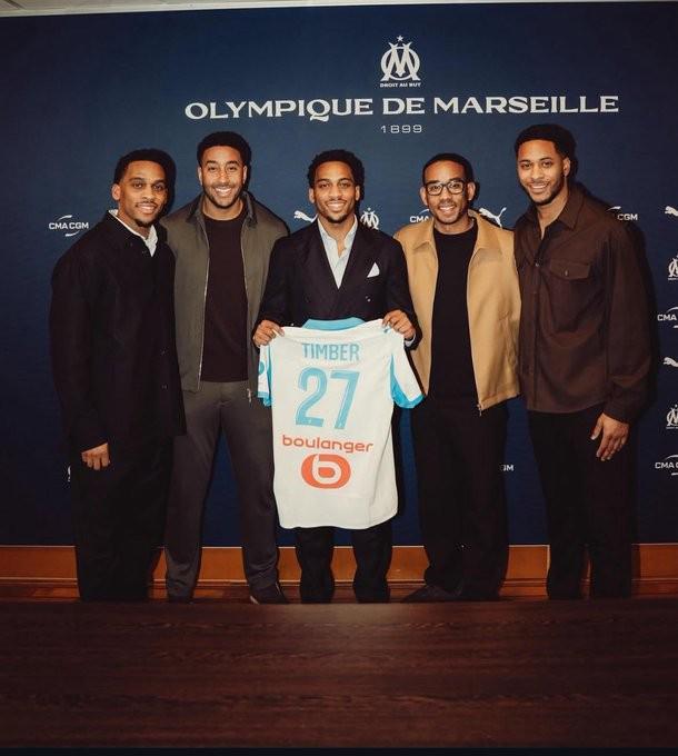 这能分清？阿森纳后卫廷贝尔参加了他兄弟昆滕签约马赛的仪式