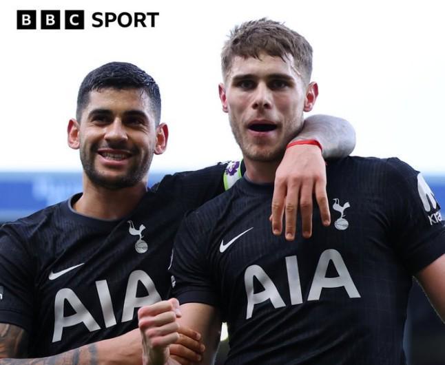 双中卫变双中锋，范德芬&罗梅罗上下半场各入一球助热刺不败