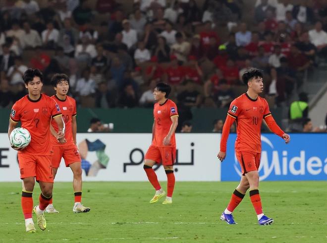 足坛悲喜夜！国足梦碎亚洲杯决赛，利物浦被绝杀，拜仁爆冷翻车