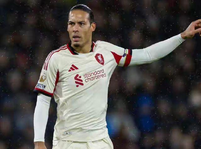 2-3后！英超争四乱了：利物浦爆冷+5轮不胜，曼联不败=反超进前四