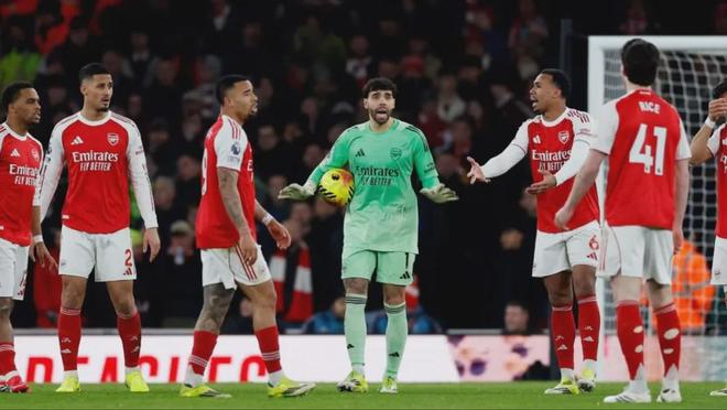 枪手中场被完爆！7000万强援沦为卧底 埃泽替补零作用