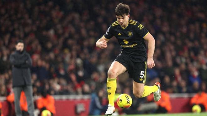 曼联击败阿森纳，马奎尔防守中扛起阿森纳球员引发争议