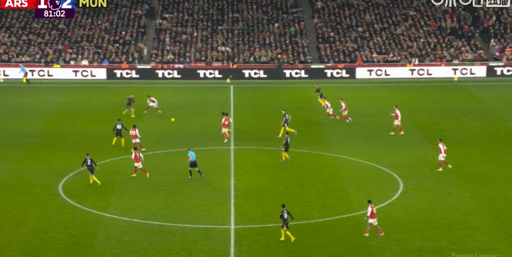 被迫用脸传球，b费传球闷到谢什科脸上，后者直接红温