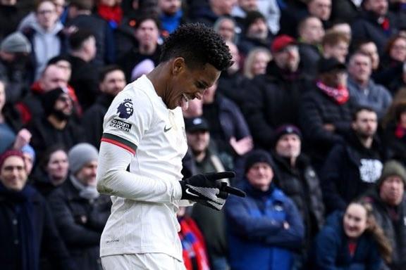 18岁276天，埃斯特旺是英超单场传射建功最年轻的巴西球员