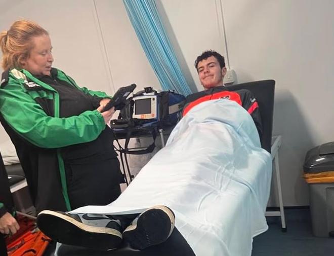 邮报：一名朴茨茅斯球童因德比战爆炸物爆炸，导致听力受损