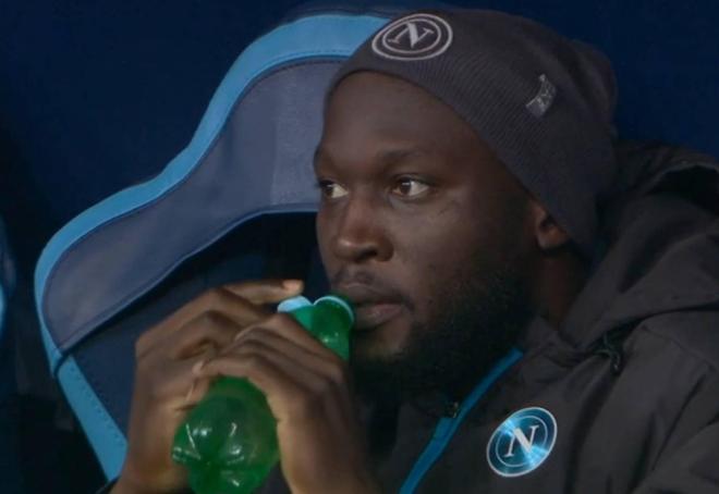 卢卡库离场时，切尔西球迷对其高唱“你这个死肥仔”