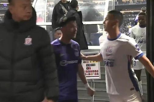 亚冠激烈冲突！高天意遭对手伏击，申花助教出头，10人互相推搡