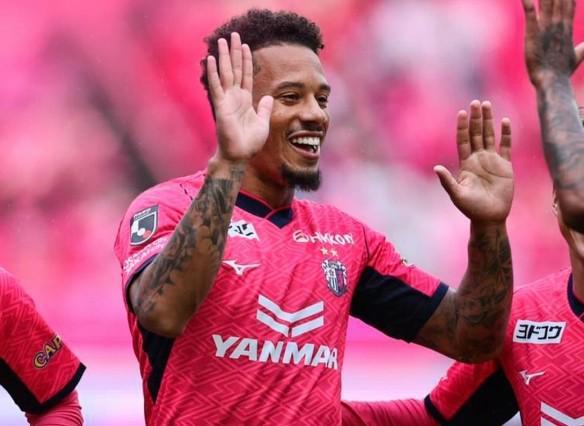 记者：联赛结束后海港队的人就说过，申花队要买拉斐尔-拉唐