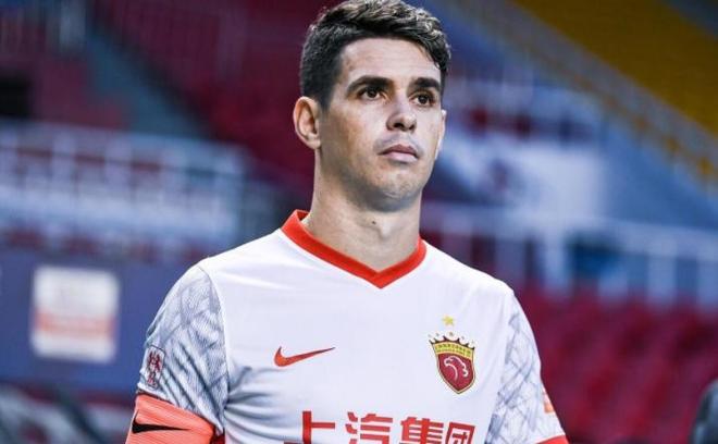 奥斯卡意外亮相上港冬训！直接跟穆斯卡特合影留念，队友点赞欢迎